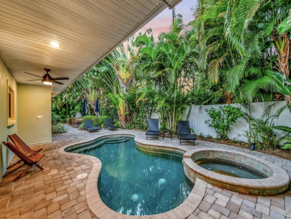 Four Bedroom Vacation Home in Holmes Beach Close to Beach